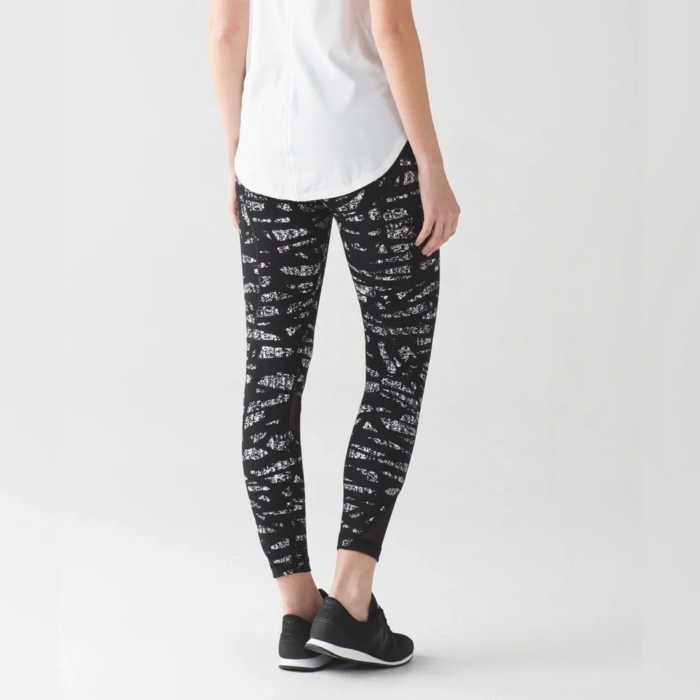Lululemon Inspire Tight II in Graf Black White / Black Size 8
